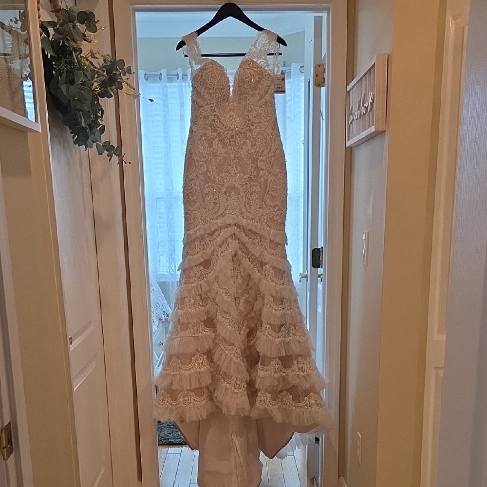 Galina Signature Wedding Dress. Size 8.NWT.